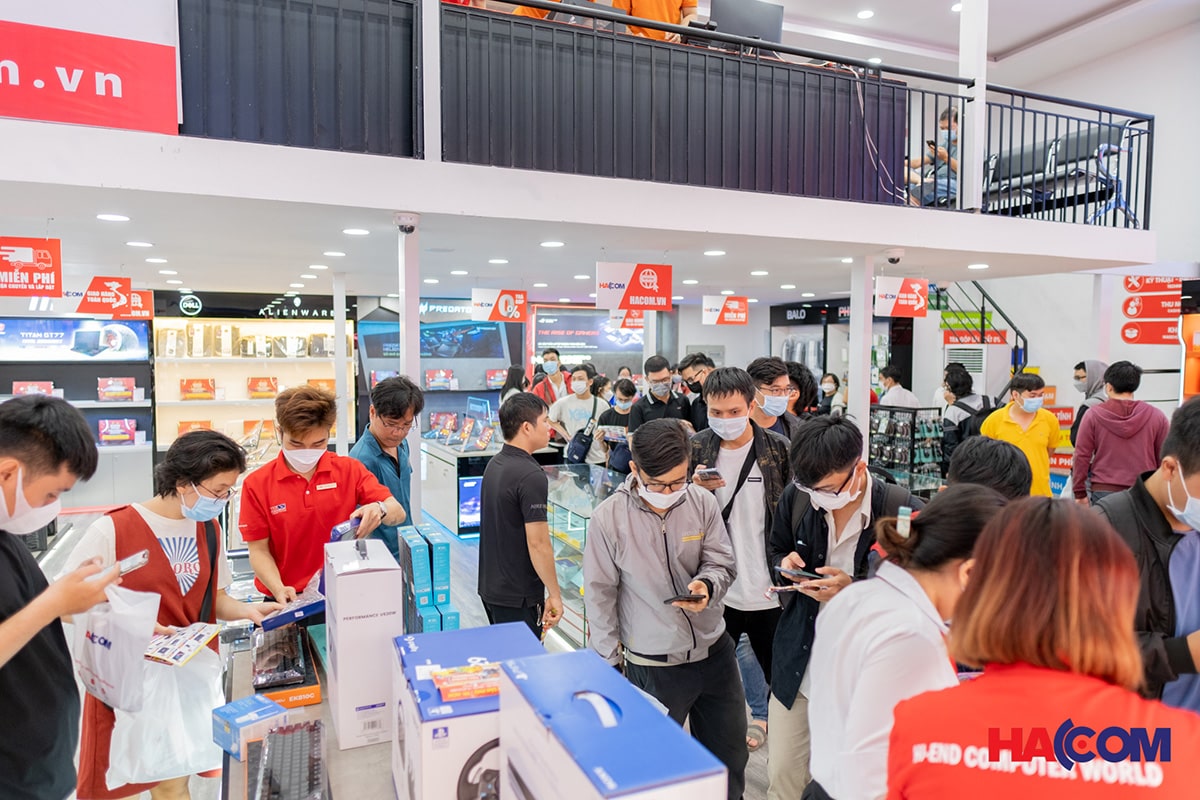 Nhân viên HACOM phục vụ khách hàng tại lễ khai trương showroom HACOM Tân Phú