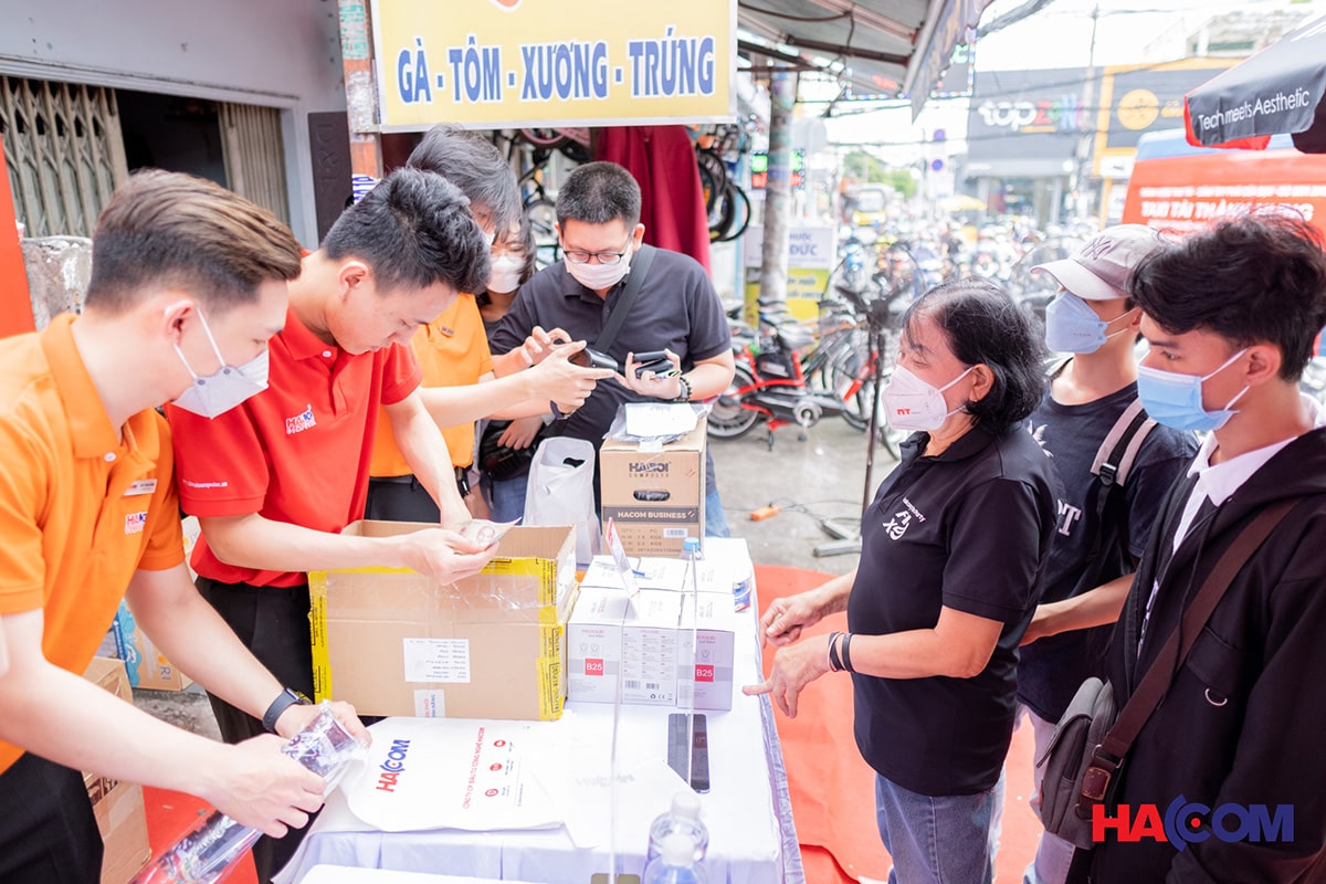 Nhân viên HACOM phục vụ lễ khai trương showroom HACOM Tân Phú