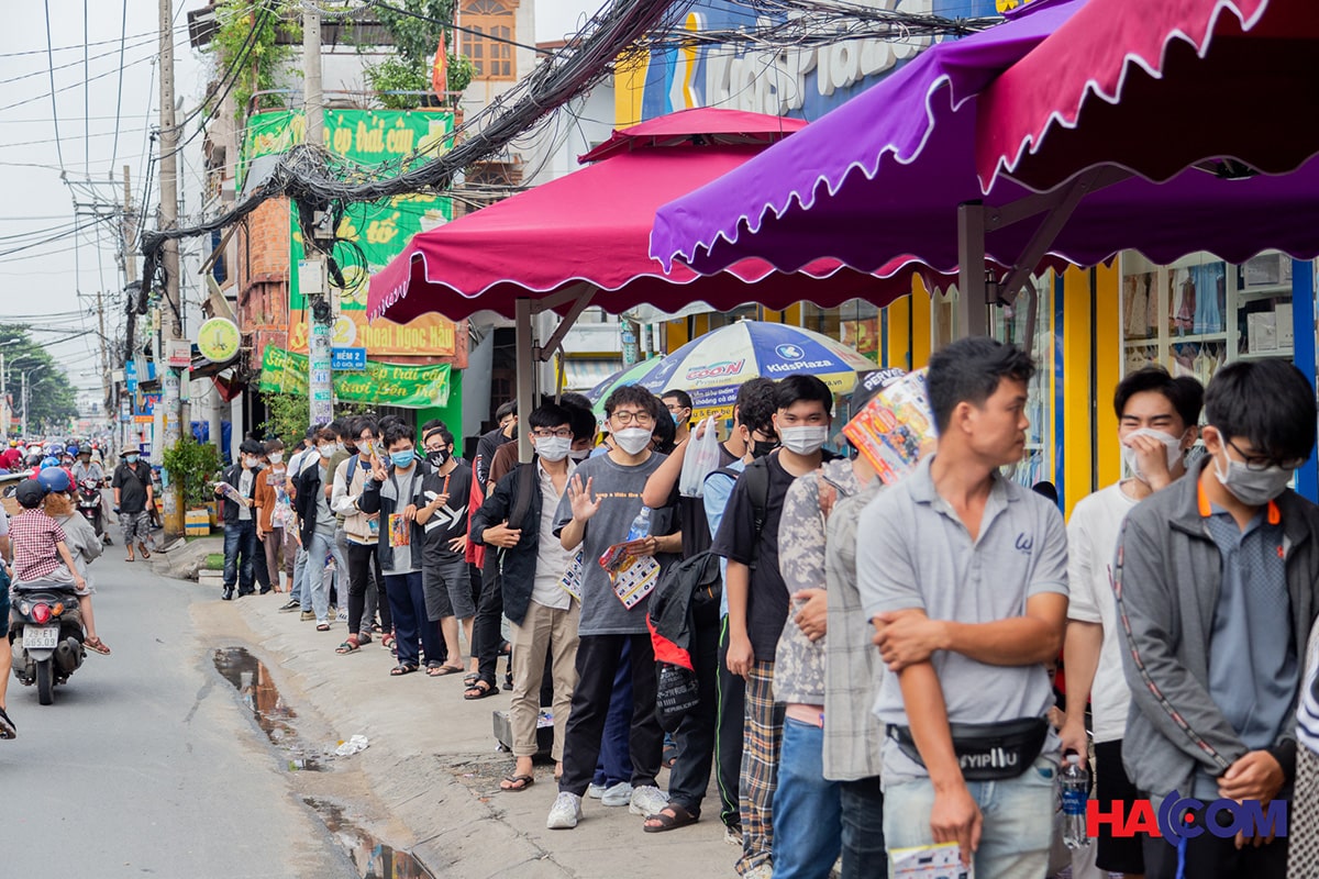 Khách hàng xếp hàng khai trương Showroom HACOM Tân Phú