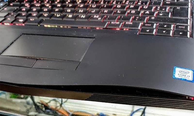 Pin bị phồng l&agrave; dấu hiệu nhận biết laptop bị chai pin