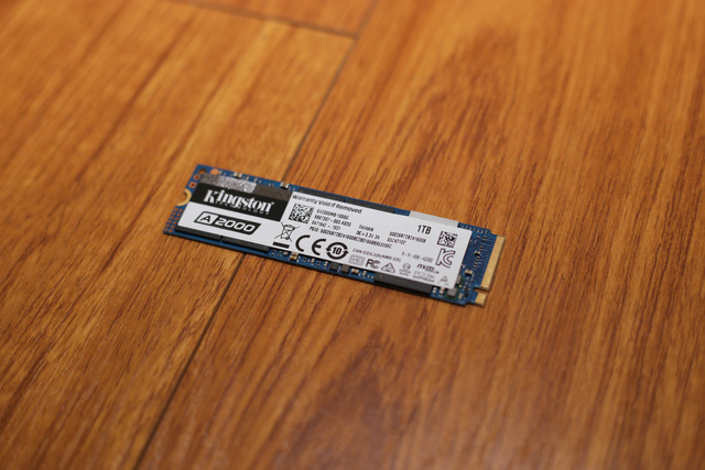 Hình dạng đơn giản của SSD Kingston A2000 NVMe PCIe, phiên bản tôi được thử nghiệm có dung lượng 1TB.
