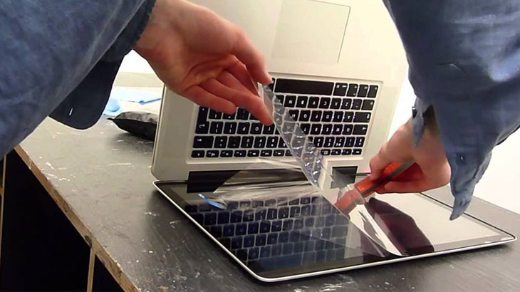 huong-dan-cach-ve-sinh-man-hinh-laptop