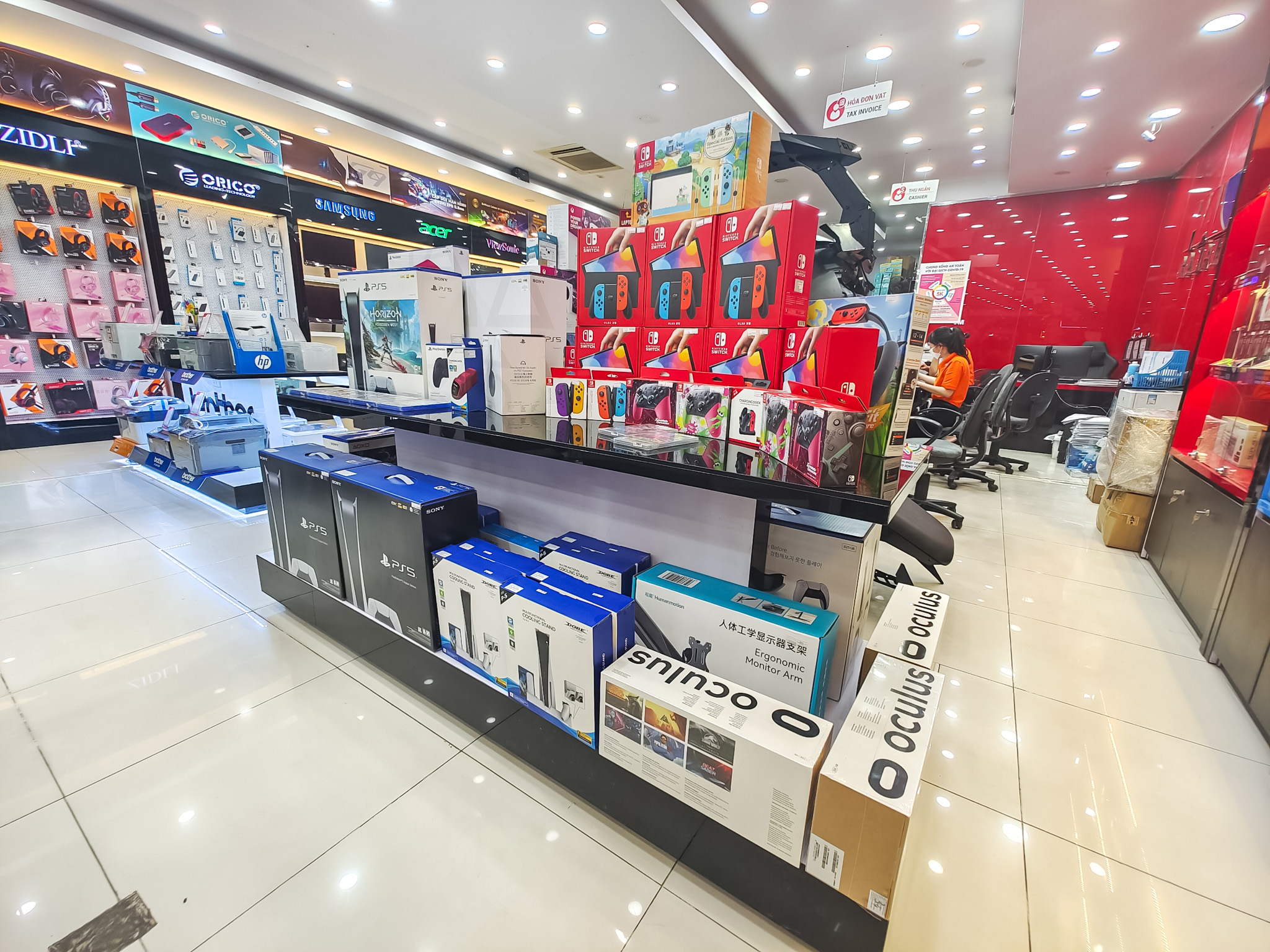 Máy chơi game cầm tay tại HACOM