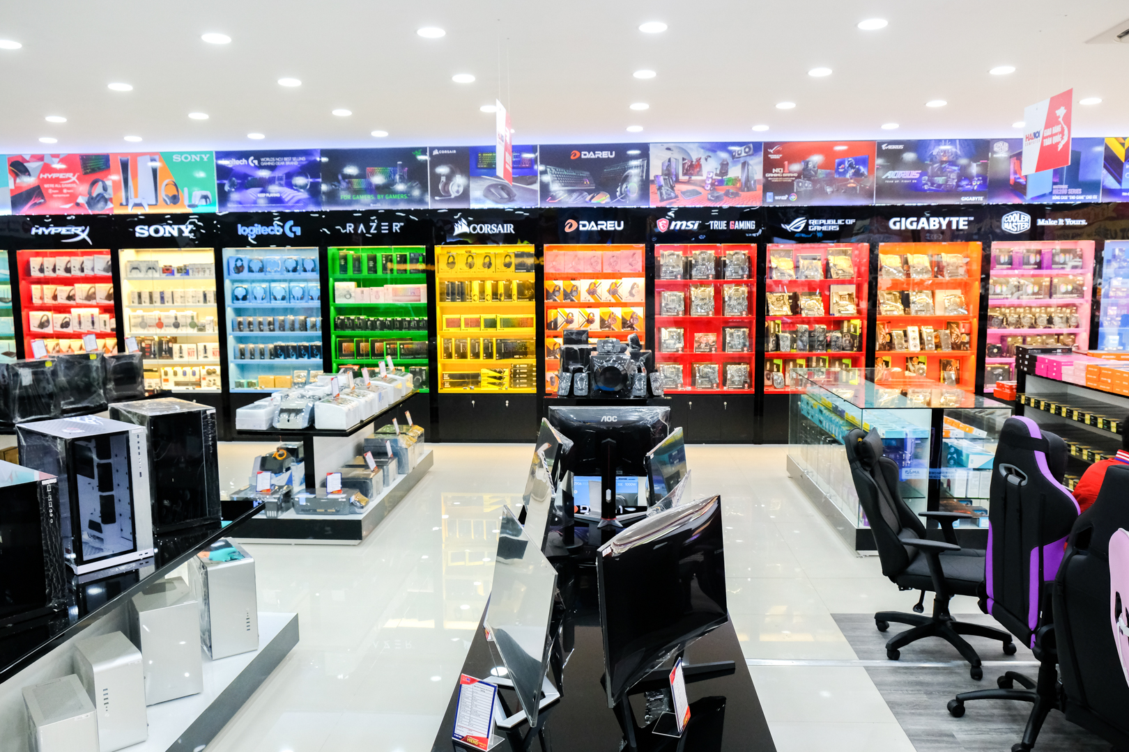 Hanoicomputer Bắc Ninh có không gian trưng bày rộng rãi, đầy đủ đa dạng các sản phẩm