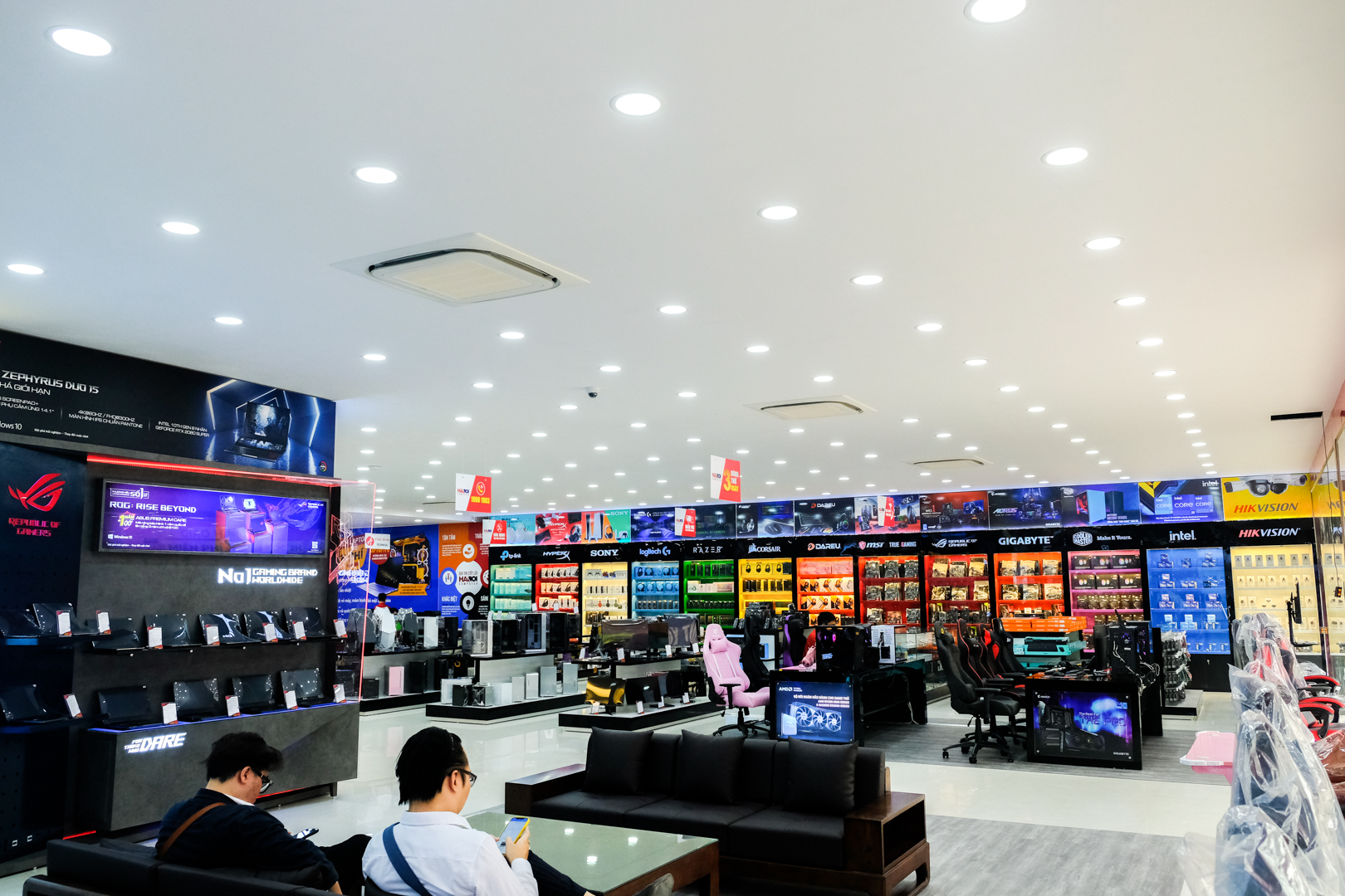 Khu vực ghế salon ngồi chờ, nghỉ ngơi khi anh em đến mua hàng tại Hanoicomputer Bắc Ninh