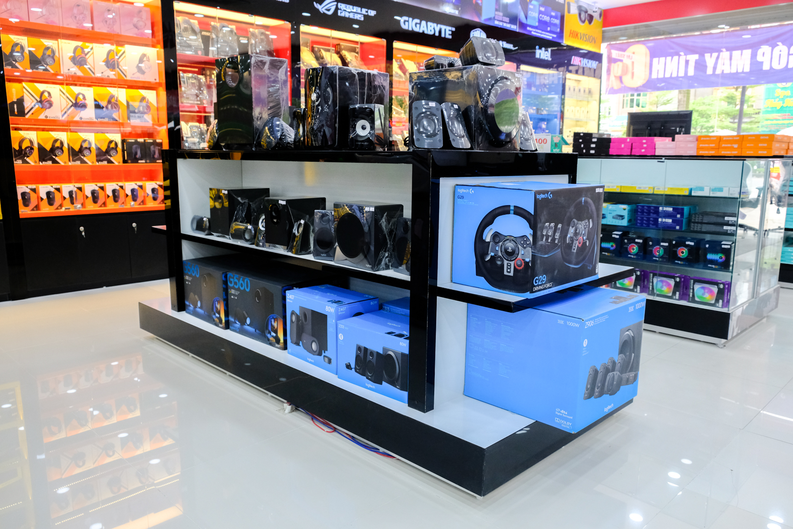 Khu vực trưng bày loa, các sản phẩm Logitech tại Hanoicomputer Từ Sơn Bắc Ninh