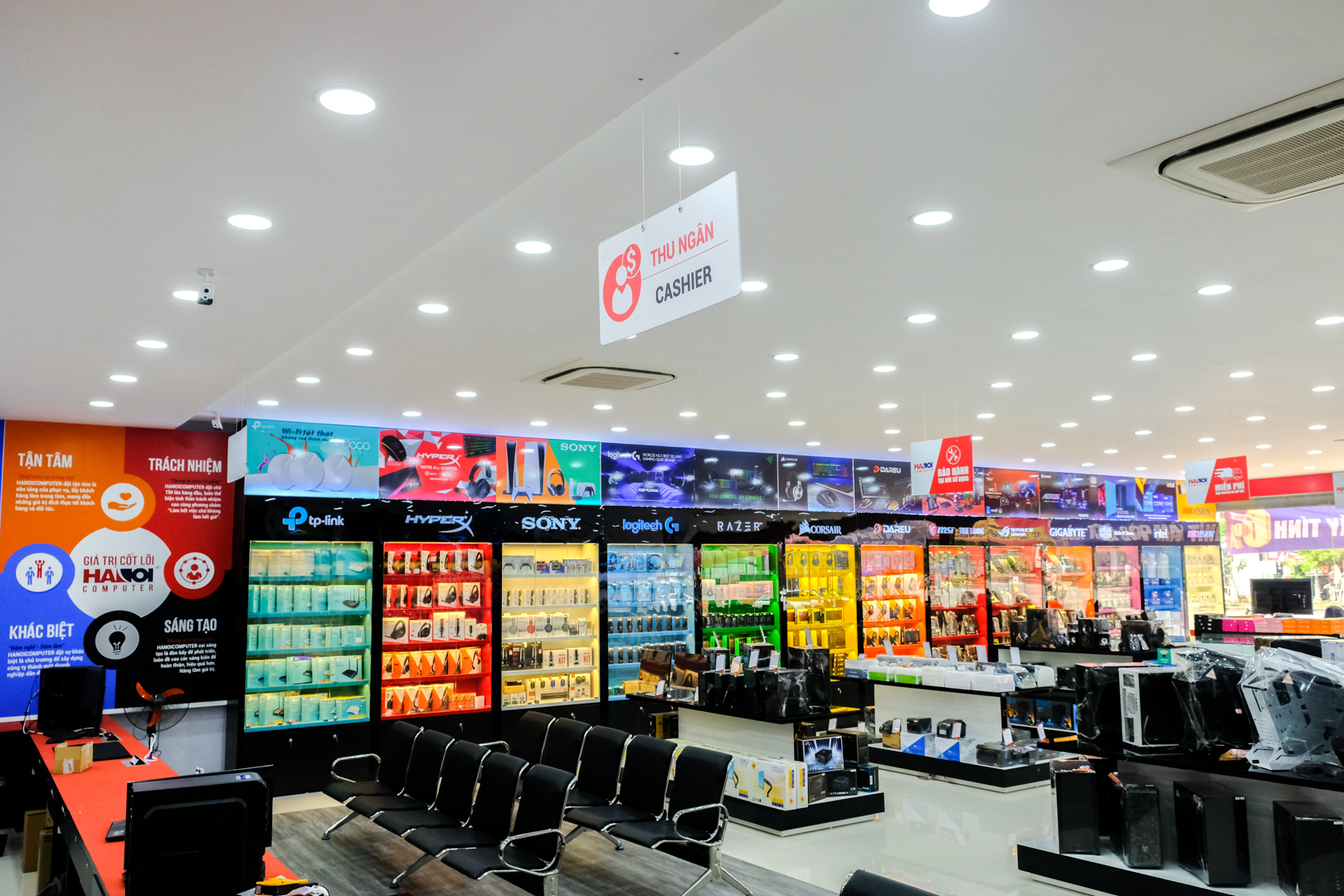 Không gian rộng rãi, bố trí hợp lý bên trong showroom Hanoicomputer Bắc Ninh