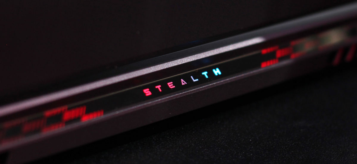 Những người hâm mộ môn thể thao tốc độ sẽ dễ dàng nhận thấy thiết kế đặc trưng của xe đua Mercedes xuất hiện tinh tế trên khắp vị trí của laptop, từ mặt lưng, bàn phím, phím cách cho đến nút nguồn.