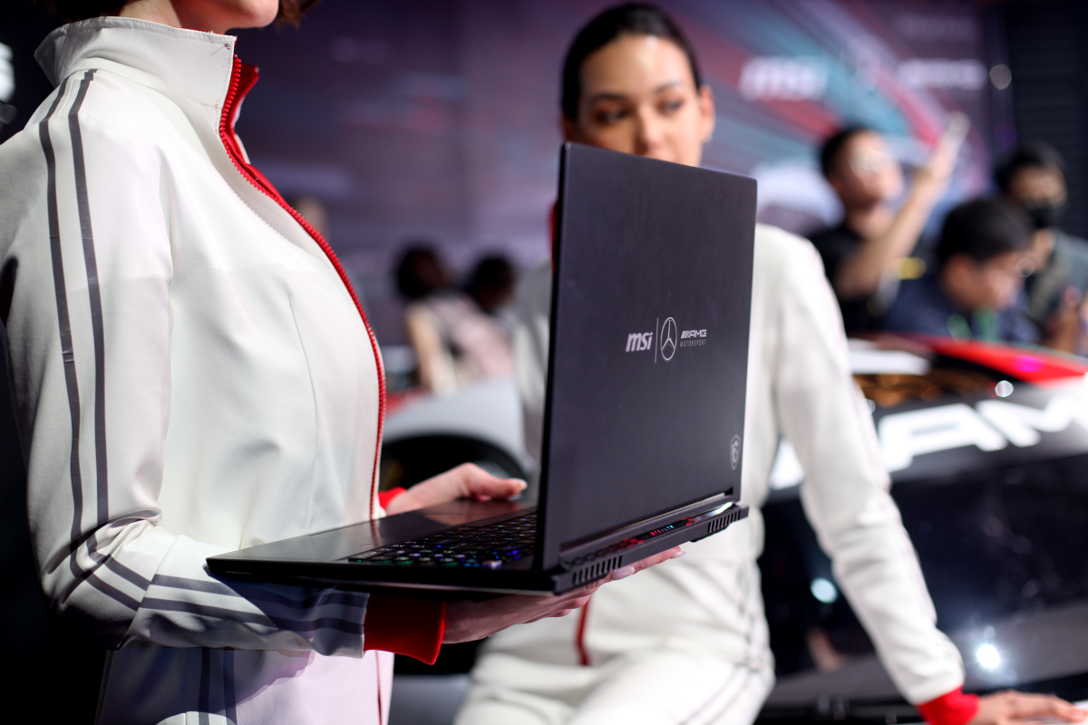 Khung máy có màu xám Selenite đặc trưng của Mercedes, được làm từ hợp kim nhôm - magie. MSI Stealth 16 nặng 1,88 kg, dày 19,95 mm.