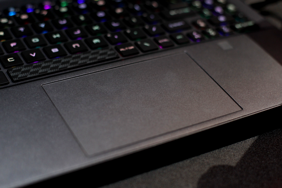 MSI Stealth 16 dùng bàn di chuột kích thước lớn