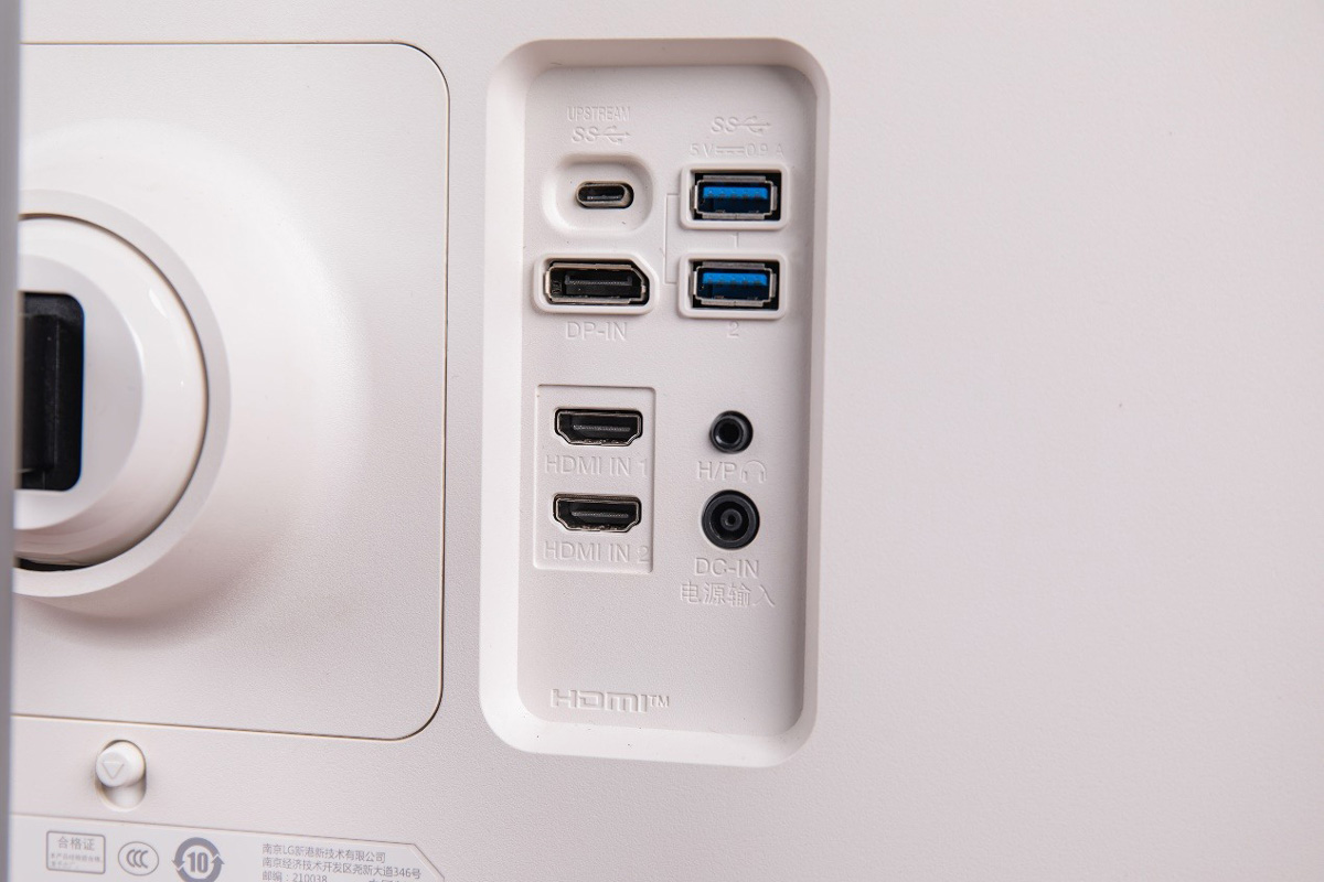 Cổng kết nối của LG 27UP850N