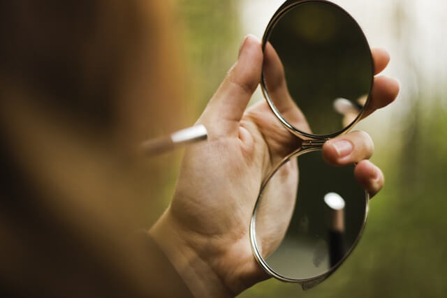 Sự khác biệt giữa gương thật với webcam mirror