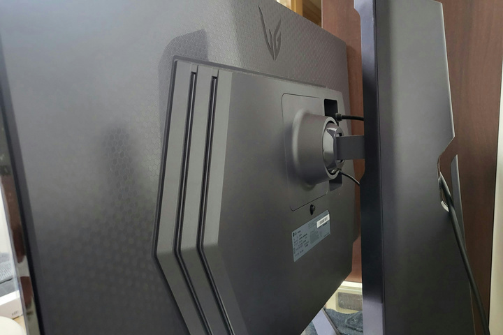 phần hoa văn và nổi khối của LG 27GR75Q