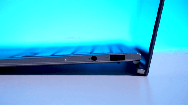 Cổng kết nối của laptop mỏng nhẹ 