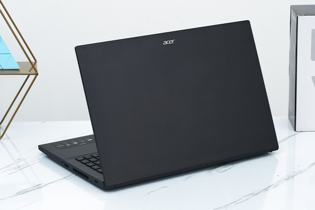 Acer Gaming Aspire 7 cũng được trang bị đầy đủ các cổng kết nối, mang lại sự tiện lợi tối đa cho học sinh sinh viên
