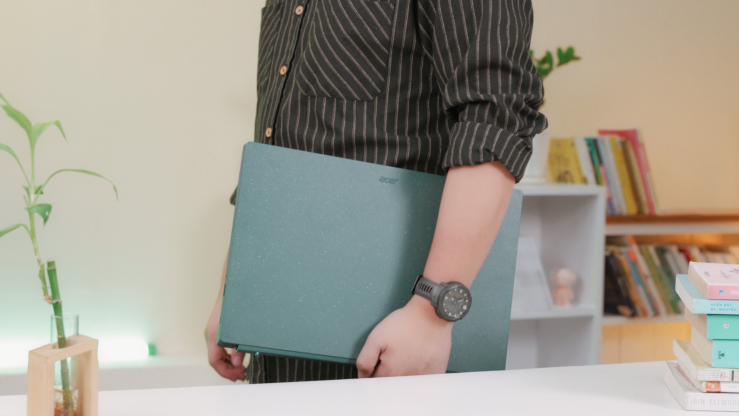 Từ bên ngoài, mặt lưng Acer Aspire Vero 15 có độ nhám, xốp lạ tay, giúp bạn dễ dàng hơn khi cầm nắm, hạn chế trơn trượt