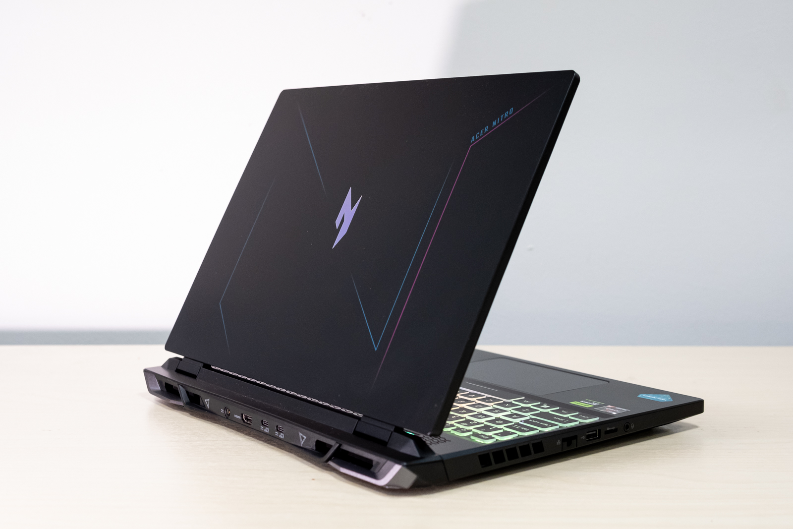 Acer cũng không quên trang bị cho Nitro 17 Phoenix bàn phím Fullsize với khoảng cách giữa các phím phù hợp, độ nảy tốt