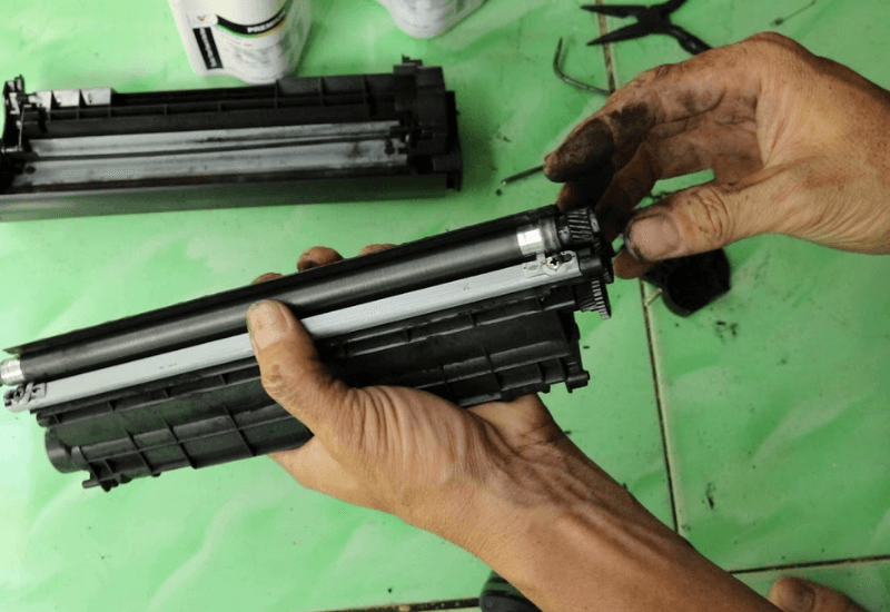 Tháo hộp đựng đổ mực máy in