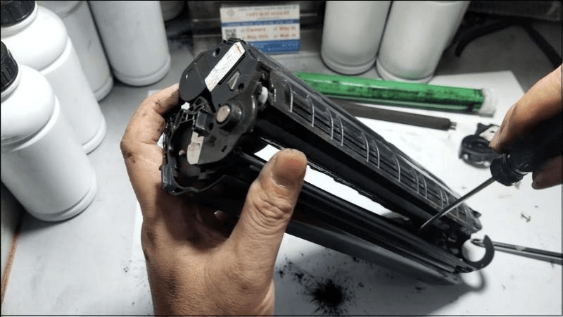 Tháo bỏ phần đầu trống để đổ mực máy in