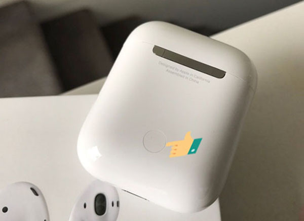 hanoicomputer-full hướng dẫn kết nối airpods với các thiết bị 2021- giữ nút trên box