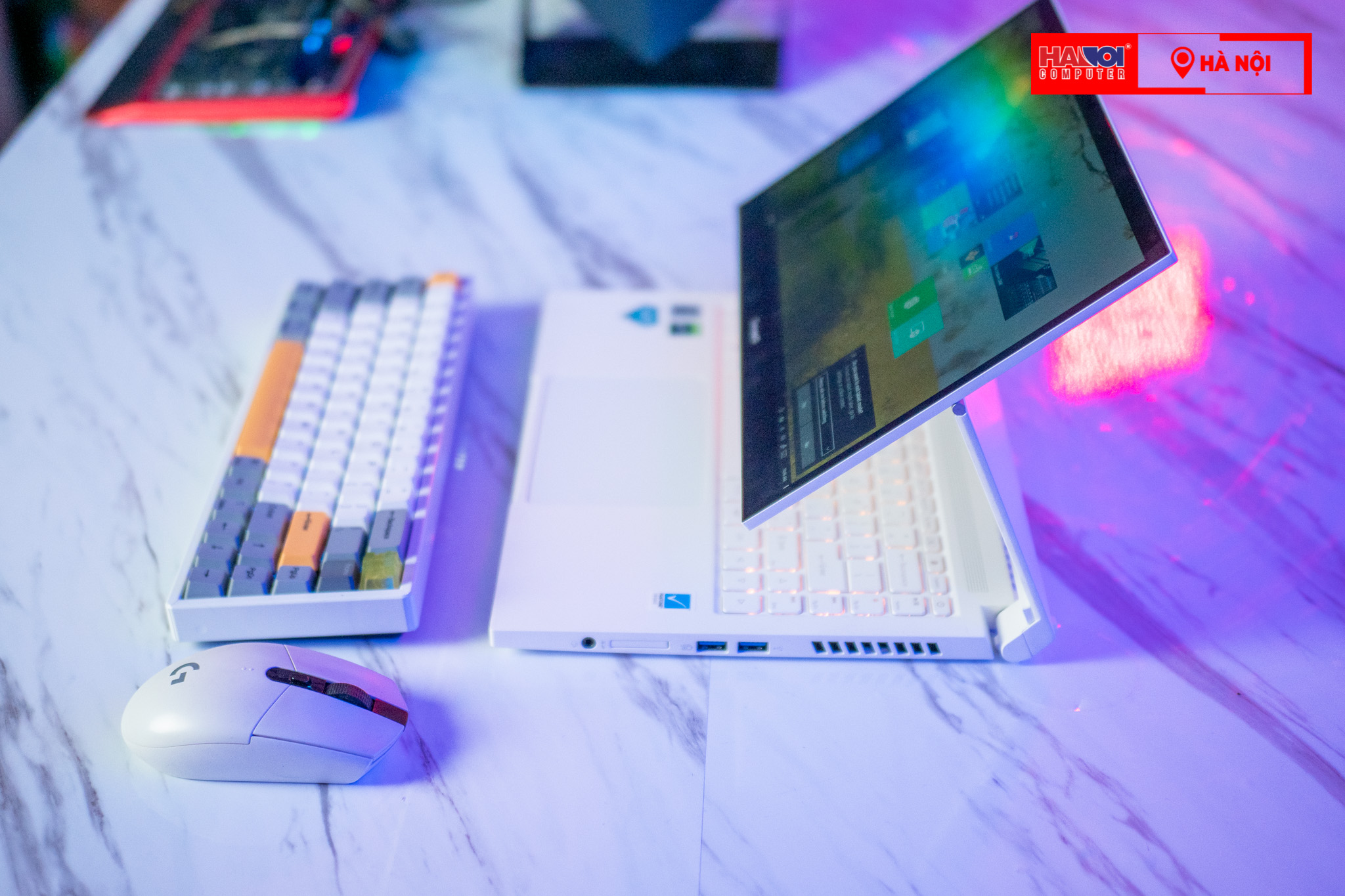 Với trọng lượng 1.73kg, máy vẫn nằm trong mức dễ mang theo so với một laptop có GPU rời, màn cảm ứng và cơ chế xoay gập phức tạp.