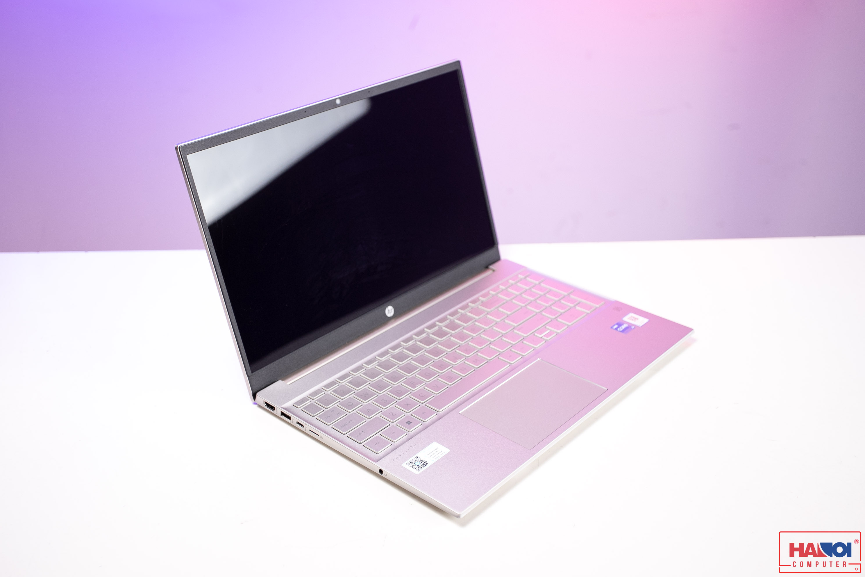Máy đi kèm Windows 10 Home và Office Home and Student, giúp người dùng có thể bắt đầu làm việc ngay sau khi mở hộp.