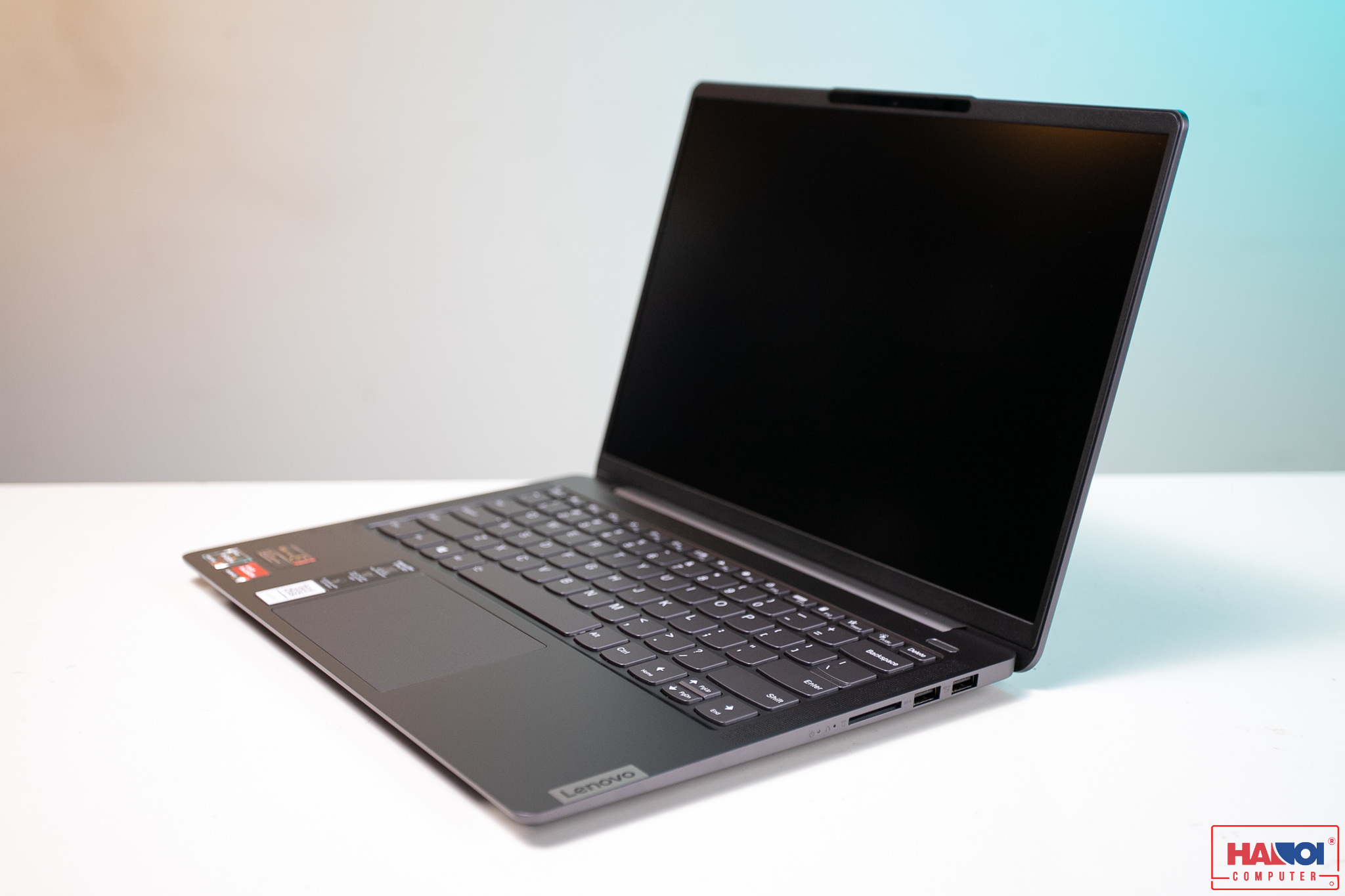 Lenovo trang bị cho máy 1 cổng HDMI 1.4b, 2 cổng USB 3.2 Gen 1, 2 cổng USB-C 3.2 Gen 1, đầu đọc thẻ và jack tai nghe 3.5mm.
