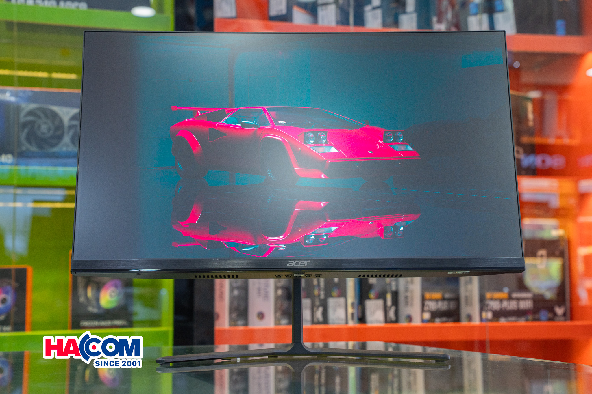 Acer Nitro KG240Y X1 sở hữu thiết kế đặc trưng của d&ograve;ng Nitro với tông màu đen mạnh mẽ, kiểu dáng gọn gàng và chân đế tối ưu cho không gian bàn làm việc.