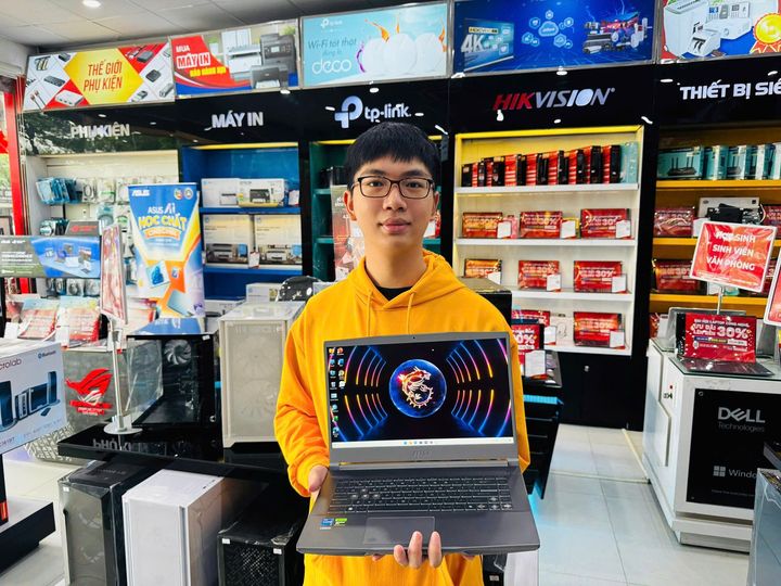 Máy có pin 4 cell 75Wh đủ để xử lý các tác vụ nhẹ trong thời gian tương đối thoải mái, c&ograve;n adapter 240W bảo đảm máy luôn có đủ điện khi CPU và GPU cùng chạy tải cao.