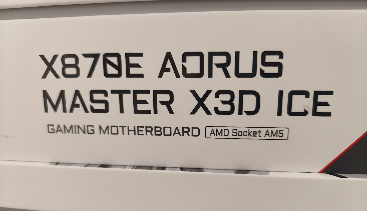 Gigabyte X870E AORUS Master X3D ICE